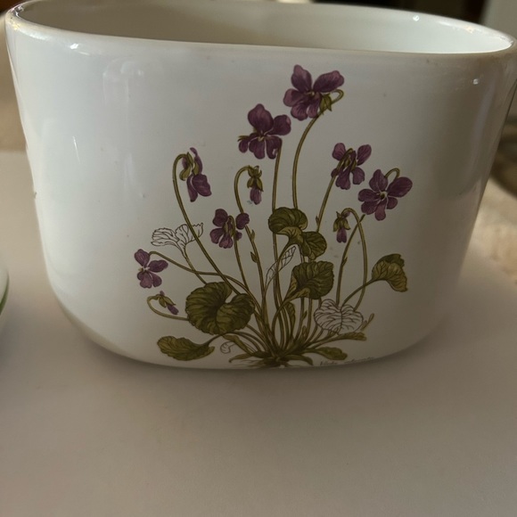 Beautiful flower decorated bathroom ceramic or possibly porcelain container. - Picture 2 of 7